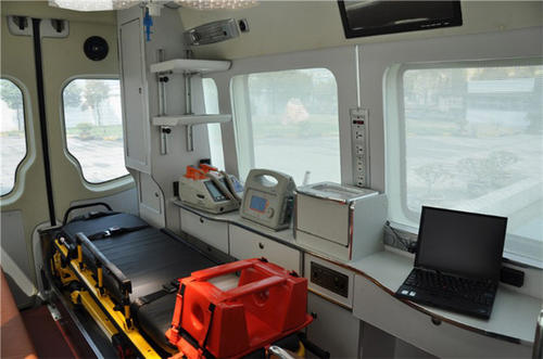 龙陵县救护车内部